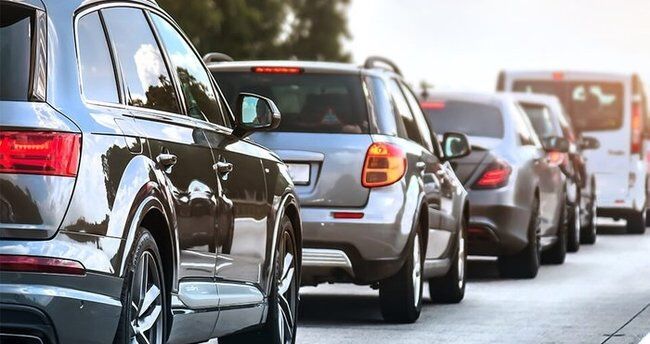Bu gelişme ile sıfır araç fiyatlarında geri gelme beklentisi oluşurken, uzun bir süredir kontak kapatan ikinci el araç sektörüne de olumlu yansıması bekleniyordu. Ancak Otomotiv Distribütörleri Derneği (ODD) verilerine göre 2022 Ocak ayında otomobil ve hafif ticari pazarı, geçtiğimiz yılın aynı dönemine göre yüzde 12,8 oranında azalarak 38 bin 131 adet olarak gerçekleşti.

