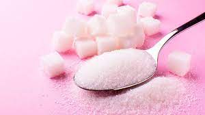 ŞEKER TÜKETİMİ
Artık hepimiz şekerin ne kadar zararlı olduğunu biliyoruz. Kilo almından, kırışıkların oluşmasına ve cildinizin sarkık kalmasına kadar birçok zararı vardır. Çok fazla şeker tüketmek, glikasyon denilen bir işleme sebep olur.