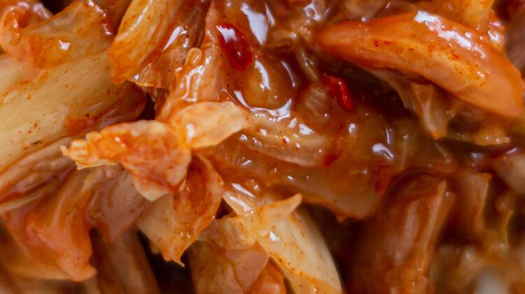 Asya mutfağının en lezzetli besinlerinden biri olan kimchinin yüksek tansiyon hastalarına olan faydası bilim insanlarını şaşırttı. Normalde turşunun yüksek tansiyonu tetiklediğine yönelik yapılan açıklamaların aksi olan bu çalışmada kimchinin yüksek tansiyona iyi geldiği kanıtlandı. İşte Kore turşusu kimchinin faydaları...
