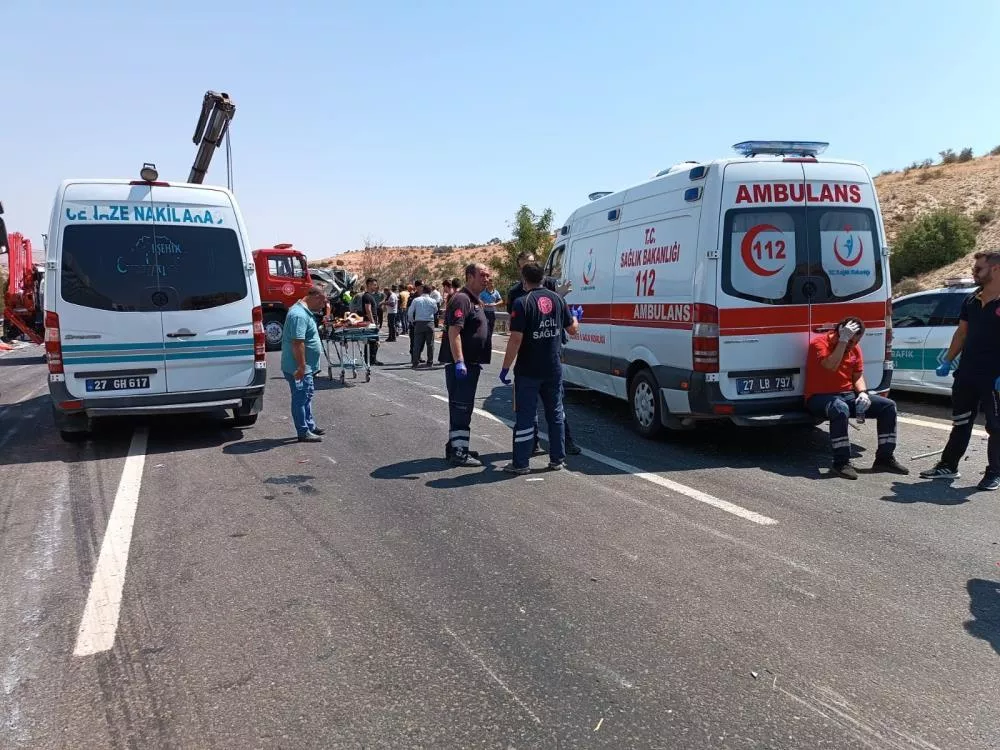 Gaziantep'te feci kaza: 15 kişi hayatını kaybetti! İşte olay yerinden ilk görüntüler