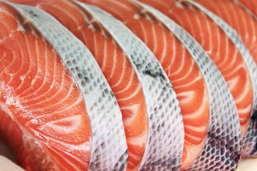 Somon, uskumru veya sardalya gibi yağlı balıklar, içerdikleri omega 3 sayesinde hücrelerin yenilenmesini sağlar. Her daim zinde kalmak için destekçidirler. Ayrıca kolesterol seviyesini düşürmeye katkı sağlar. Haftada en az 2 kez taze balık tüketmeye özen gösterin. Balığı pişirirken ise buğuluma, fırın veya ızgara gibi sağlıklı pişirme yöntemlerinden faydalanın.