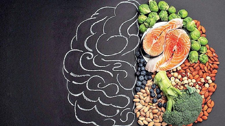 Beyin, vücut kalorisinin yaklaşık yüzde 20'sini kullanan, yoğun enerji tüketen bir organdır. Gün boyu yüksek kalitede çalışmak için bol miktarda sağlıklı besine ihtiyaç duyar. Dolayısıyla beynimizin iyi çalışmasını, uzun vadede işlevlerini sürdürmesini sağlamak yani demans (bunama) riskimizi azaltmak için bazı gıdaları düzenli tüketmemiz gerekir. ‘'Omega-3 içeren yağlı balıklar, B12 içeren yumurta, kırmızı et ve yoğurt, B grubu vitamin kaynağı tam tahıllar, E vitamini içeren ceviz (aynı zamanda Omega 3 kaynağıdır), yer fıstığı ve badem bu gıdalar arasında yer alır'' diyen Nöroloji Uzmanı Prof. Dr. Derya Uludüz, beyin sağlığımıza güç katan meyve, sebze ve baharatları da şöyle sıraladı…
