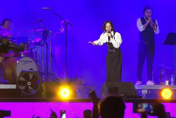 Şarkıcı Zeynep Bastık, 2022 FIFA Dünya Kupası'na ev sahipliği yapan Katar'da konser verdi.Bastık, başkent Doha'da taraftarlar için oluşturulan festival alanında gerçekleştirilen konserde şarkılarını seslendirdi.

