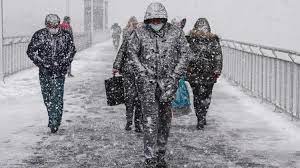 Aralık ayının ortasında olmamıza rağmen Türkiye'nin birçok bölgesinde hava sıcaklıkları mevsim normallerinin üzerinde seyretmeye devam ediyor. Bu yıl kar ne zaman yağacak? sorusu ise sık sık soruluyor.
