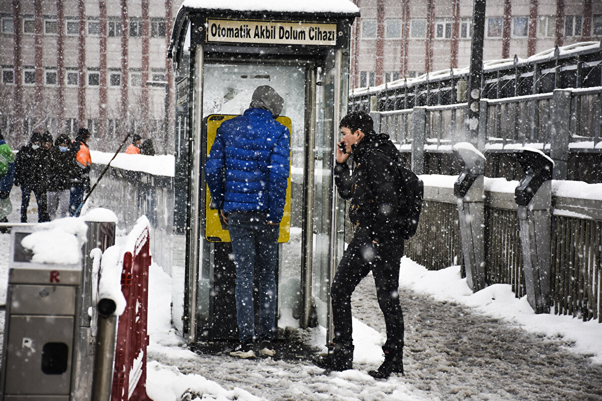 Hava durumunda beklenen oluyor ve ülkemiz yavaş yavaş karın etkisine giriyor. Meteoroloji bazı şehirler için kar uyarısı verdi. İstanbul için 4-5 gün sürecek kar yağışı tahmini ise İstanbulluları ürküttü.