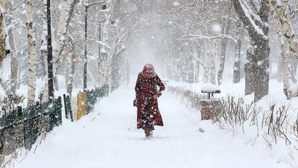 Meteoroloji'den edinilen bilgiler ışığında nerdeyse tüm Türkiye'nin kar yağışının etkisi altına girmesi bekleniyor. 30'dan fazla ili etkileyecek olan kar yağışı özellikle Ankara ve İstanbul'da hayatı felç edebilir.