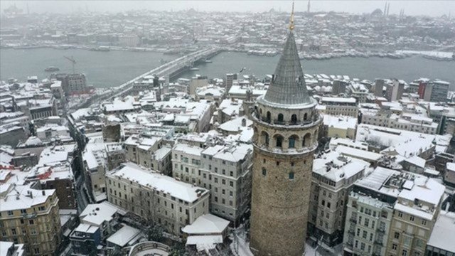 İstanbul'da hava sıcaklıklarının düşmesinin ardından mevsimin ilk kar yağışı Silivri'nin belli mahallelerinde görüldü.