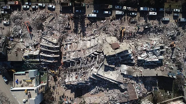 6 Şubat'ta meydana gelen Kahramanmaraş Pazarcık merkezli 7.7 ve Elbistan merkezli 7.6'lık büyük depremler sebebiyle 11 ilde on binlerce bina yıkıldı, on binlerce bina da hasar alarak kullanılamaz hale geldi. 11 ilden biri olan Adıyaman'ın merkez ilçesi ve diğer ilçeleri harabeye döndü. 