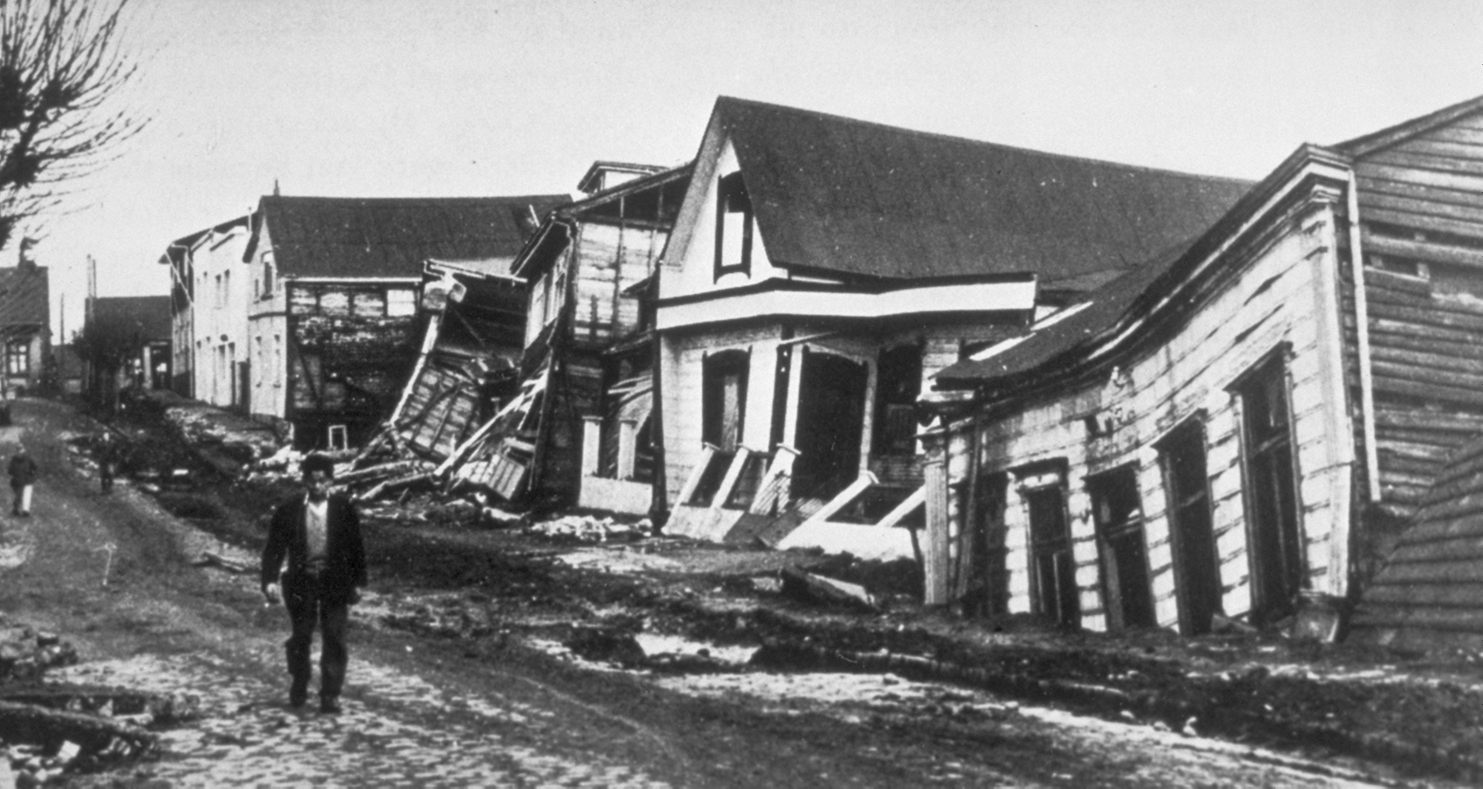 Şili, 1960 - 9,5 büyüklüğünde
Şili'deki 1960 depremi, tarihte kaydedilmiş en büyük depremlerden biridir. Depremin büyüklüğü 9,5'ti ve yaklaşık 1.650 kişi hayatını kaybetti.