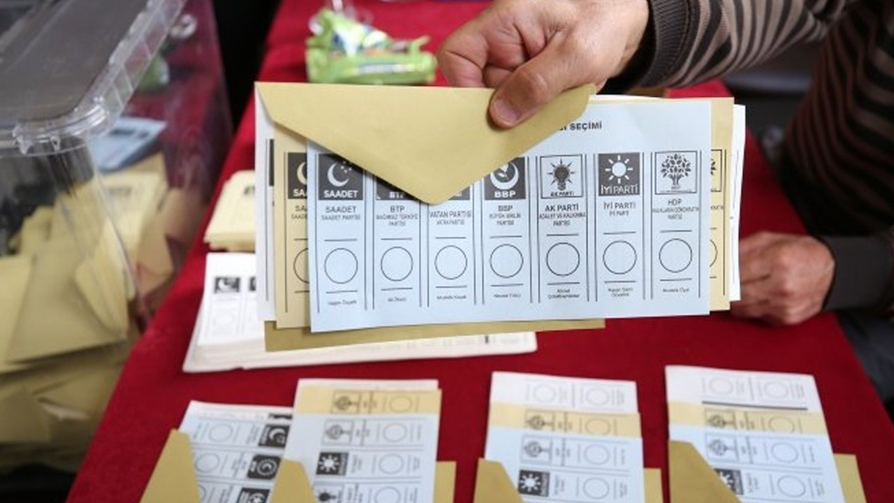 2023 seçimlerinin 14 Mayıs olarak ilan edilmesinin ardından Ankara'daki siyasi trafik yoğunluk kazandı.
Seçimlerden başarı elde etmek isteyen partiler, ittifak saflarını sıkılaştırırken, sahada aktif olarak çalışmalara da başladı.