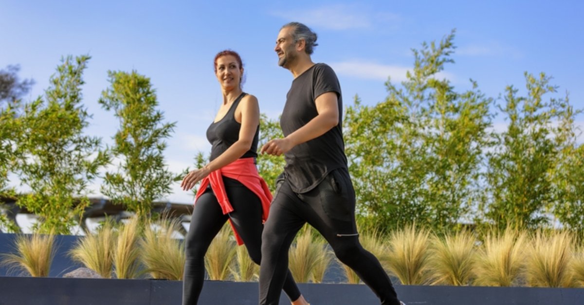 1- Tempolu yürüyüşlere çıkın

Bu dört mevsim lastiği ile azaltılmış yakıt tüketiminin keyfini çıkarın.
Michelin
|
Patrocinado
Fiziksel aktivite hazımsızlık ve şişkinliğin giderilmesi için şart. Sindirimi kolaylaştırmak için yürüyüş yapmayı deneyebilirsiniz. Düzenli bir şekilde yapılan yürüyüş bağırsak hareketlerinin hızlanmasına ve kabızlığı önlemeye yardımcı olur. Kısa bir yürüyüş ile midede oluşan şişkinliği hafifletebilirsiniz. 