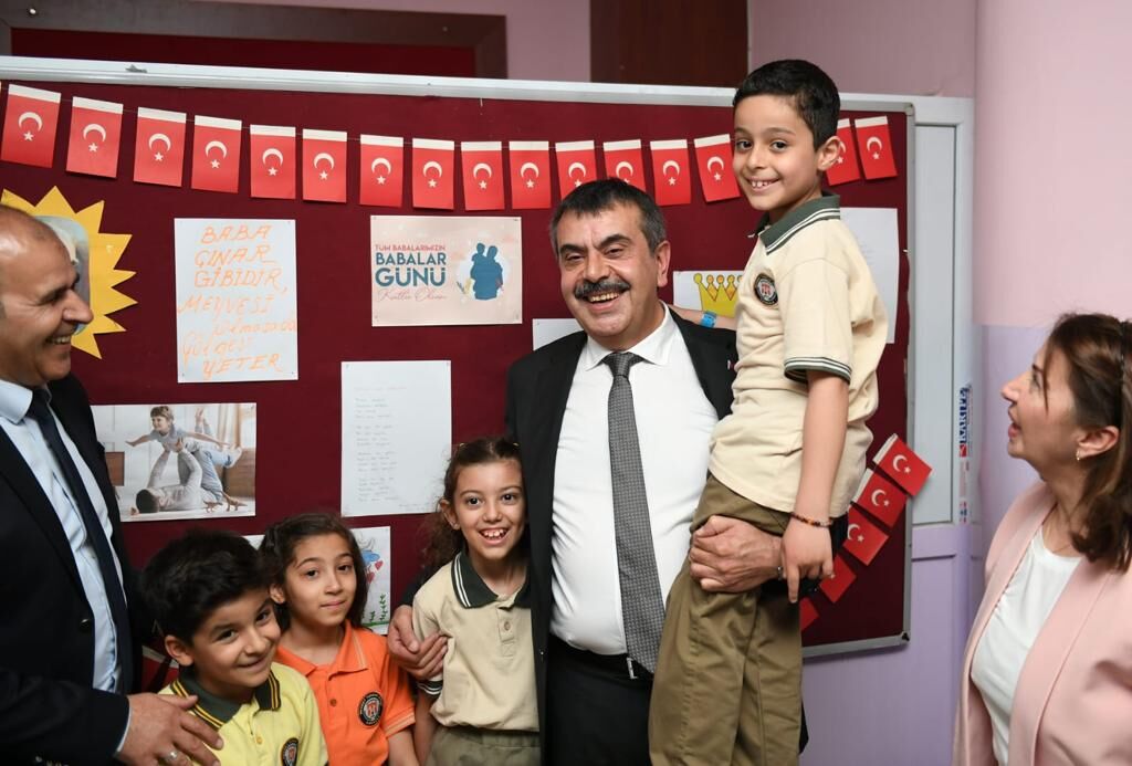 Yusuf Tekin öğrencilerle