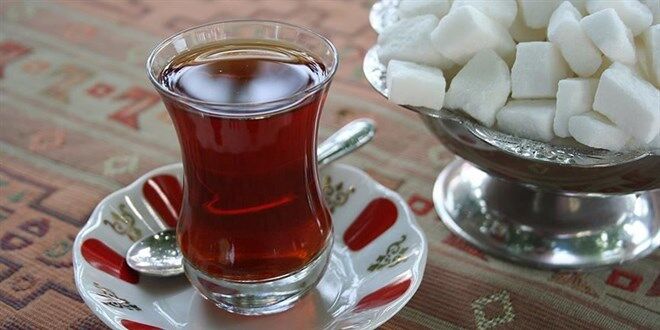 Rize de çay hayatın bir parçası

 Türkiye’nin çay üretim merkezi olan Rize’de vatandaşların büyük bölümü gün içinde 10 bardağa kadar çay tüketiyor. Kentte çay, yalnızca bir içecek değil günlük yaşamın vazgeçilmez parçası.