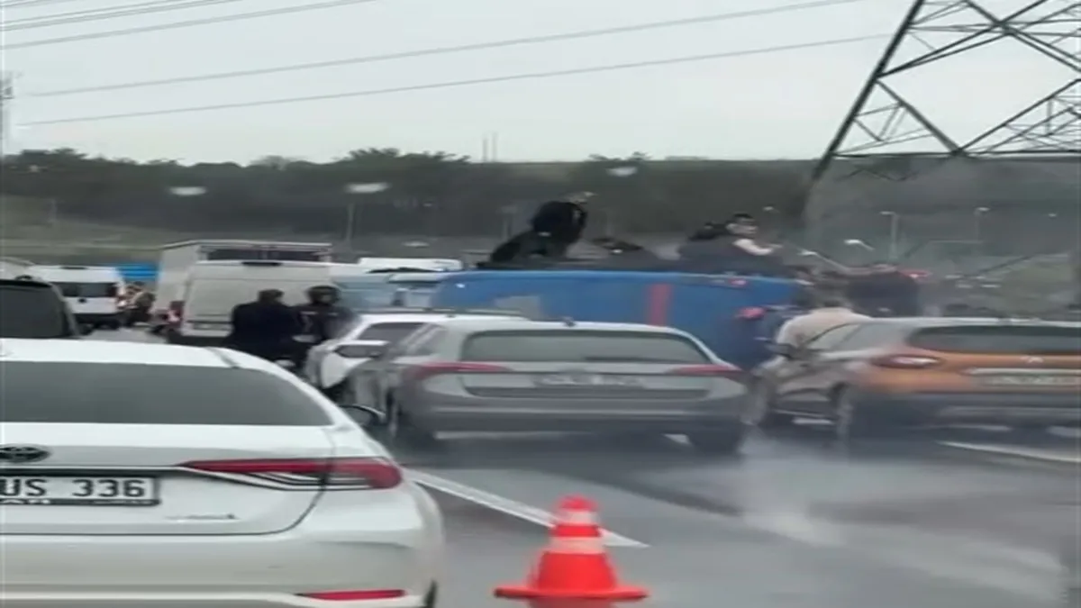 1200X675 Eyupsultanda Cezaevi Nakil Araci Devrildi 2Si Agir 10 Yarali 1769694069142