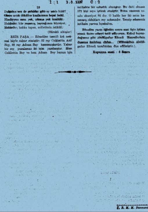 Bunun üzerine dönemin Maarif Vekili Hamdullah Suphi Tanrıöver, Ankara’da yaşayan ve aynı zamanda milletvekili olan ünlü şair Mehmet Akif Ersoy’dan bir şiir yazmasını rica etti. Mehmet Akif, yarışmaya katılmadığını belirterek “Kahraman Ordumuza” ithaf ettiği şiiri kaleme aldı ve Maarif Vekaleti’ne teslim etti.