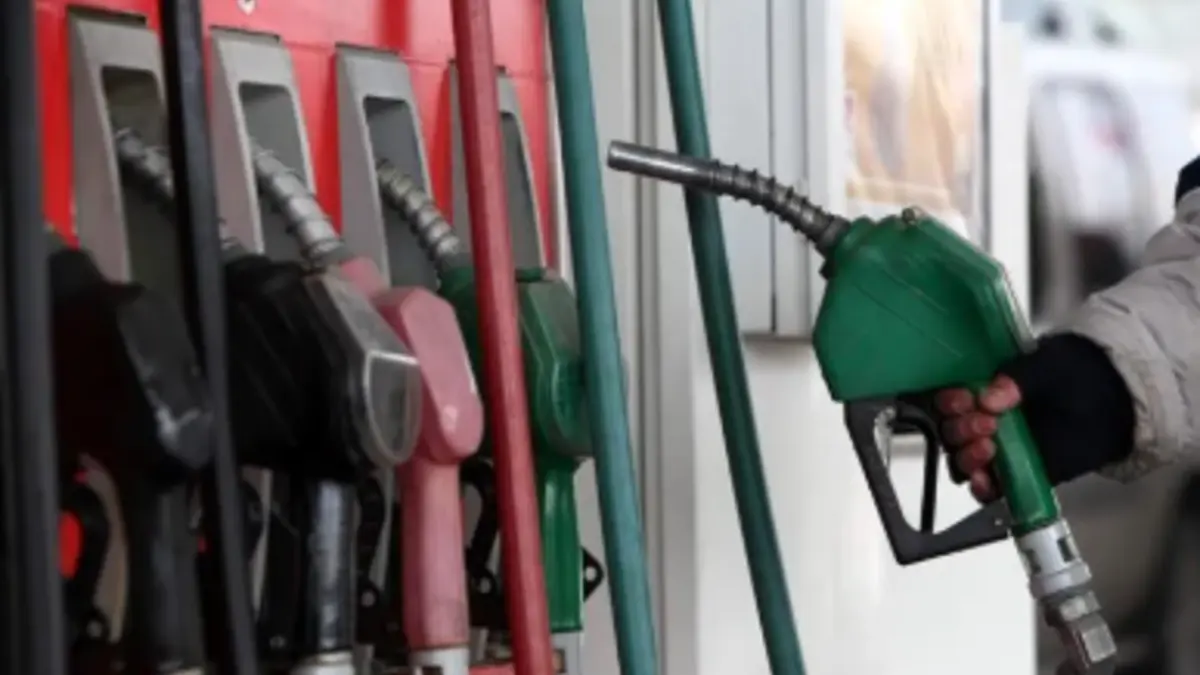 Akaryakıtta tabela değişiyor: Motorin yeniden iki haneye dönüyor