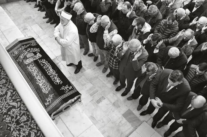 Öğretmen Okul Bahçesindeki Ağaçtan Düşerek Hayatını Kaybetti