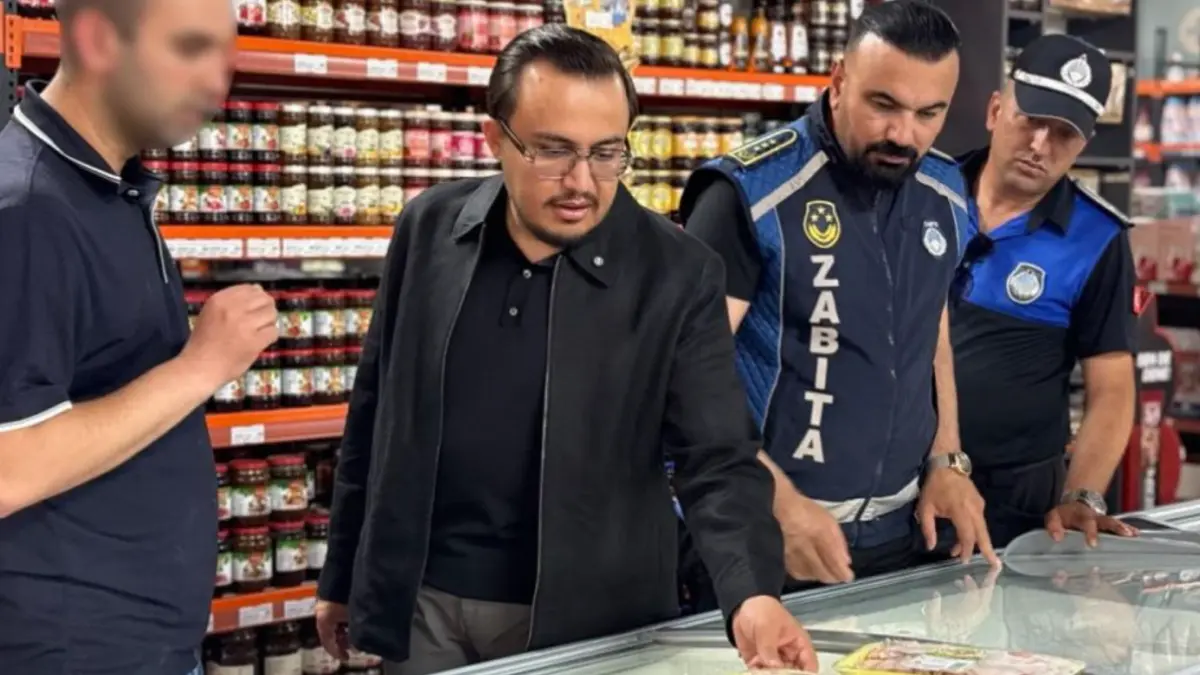 Zincir markette skandal uygulama: Çantalar bantlanıp dolaba koyduruluyor